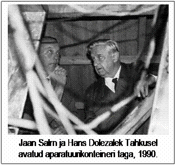 Tekstiboks:  
Jaan Salm ja Hans Dolezalek Tahkusel avatud aparatuurikonteineri taga, 1990.
